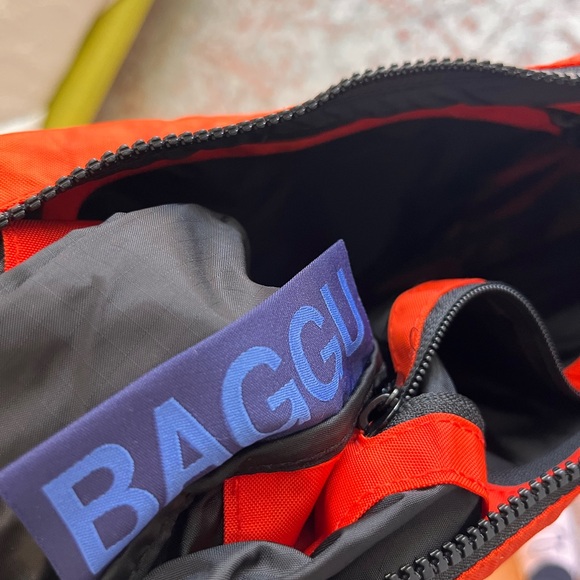 Baggu Medium Crescent Bag 🍅 Tomato Red exclusive color from UO EUC - Picture 3 of 5